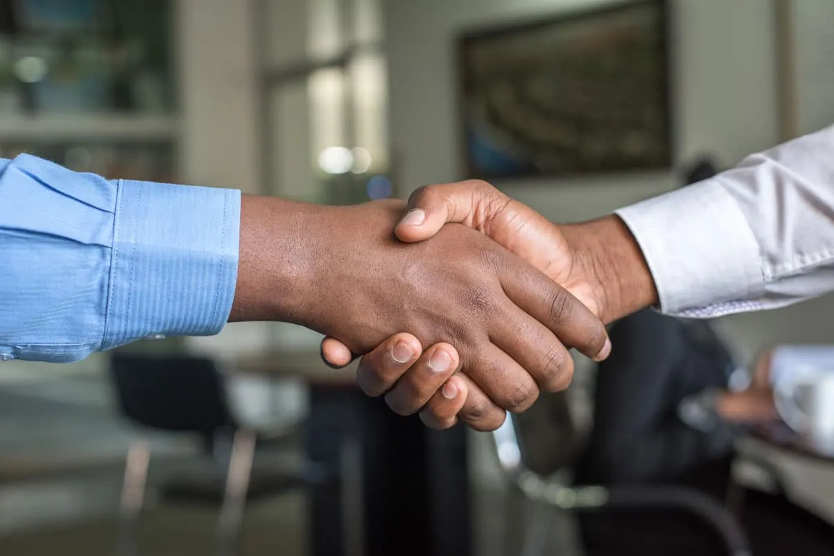 Equipo directivo gestionando finanzas empresariales con Finanboo